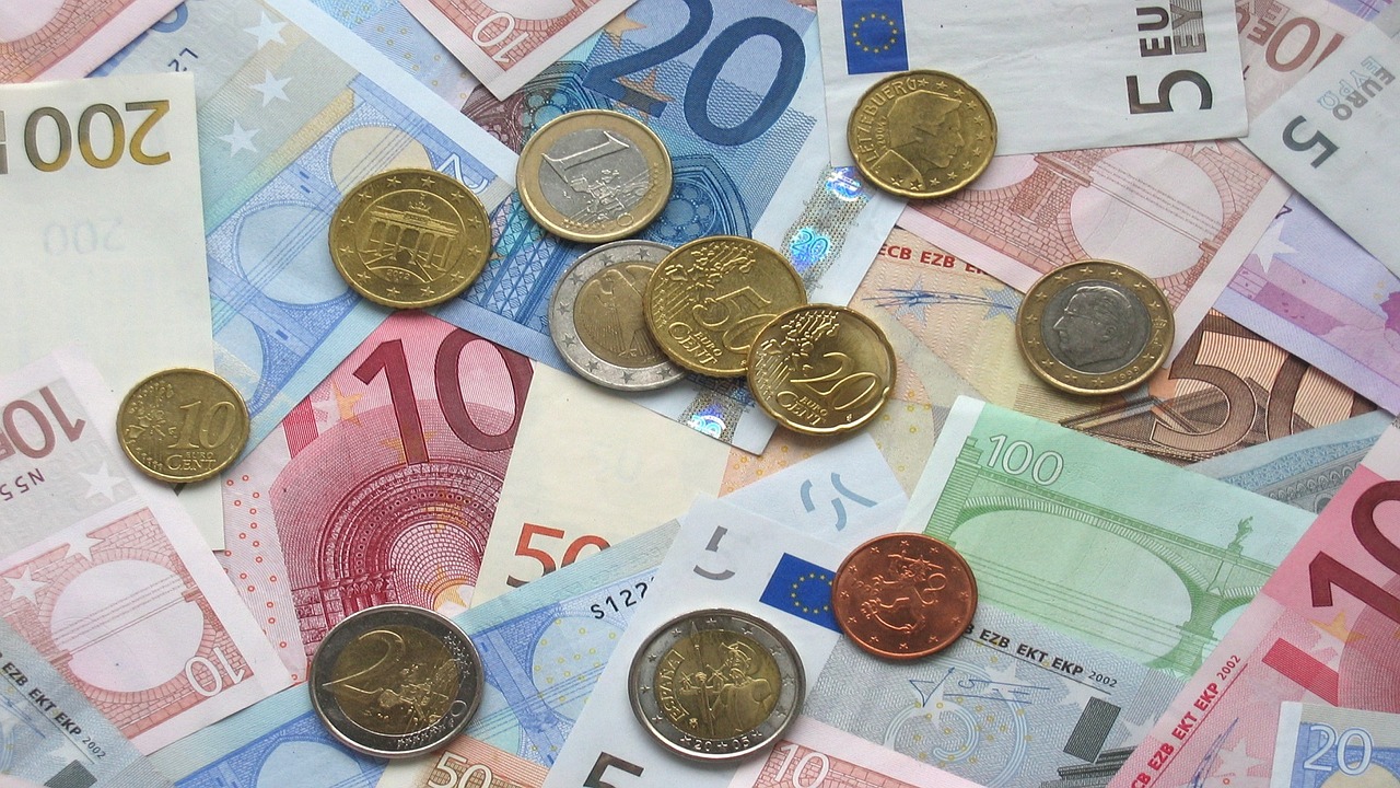 Euromünzen auf Euroscheinen