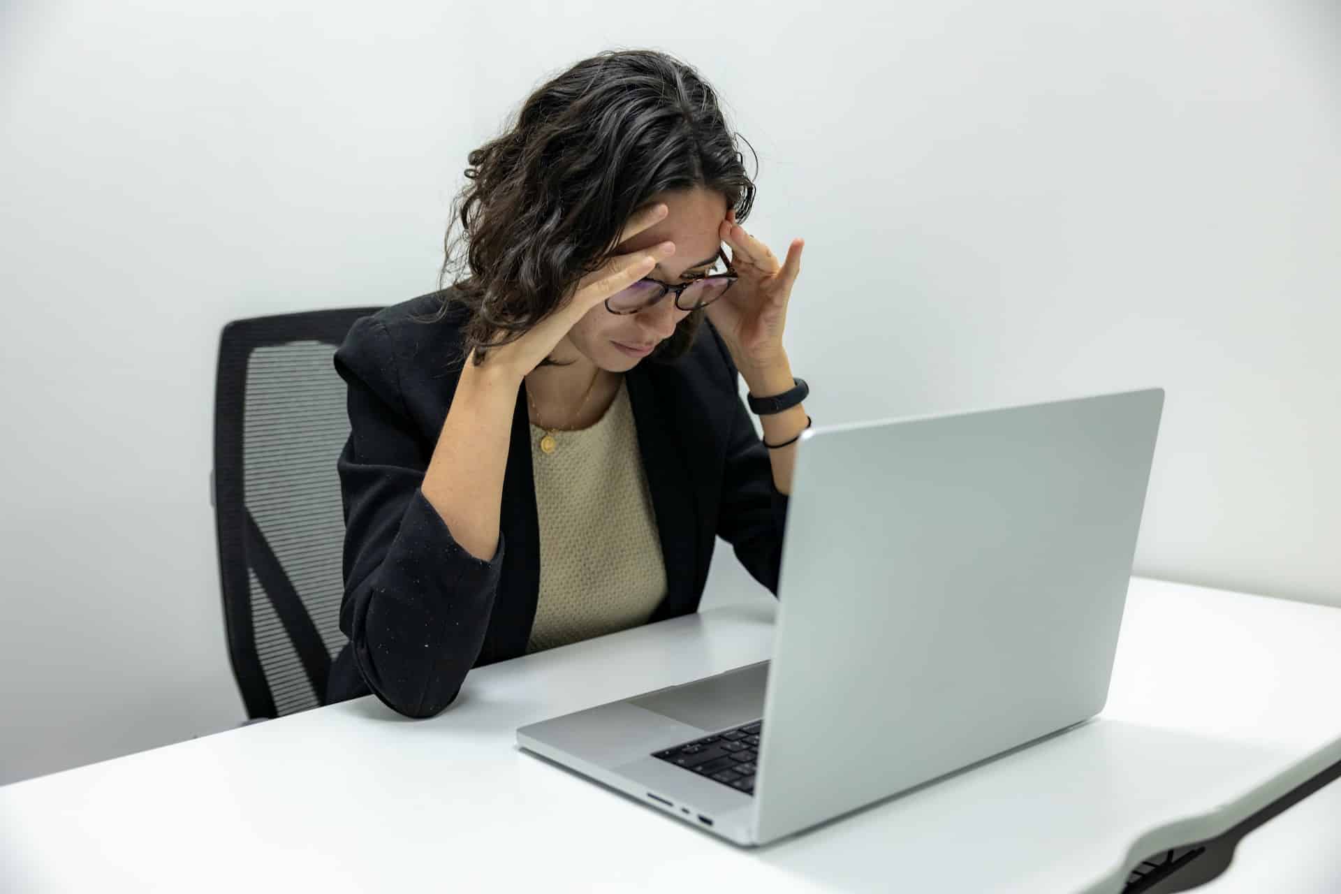Frau vor dem Laptop Frau vor dem Laptop