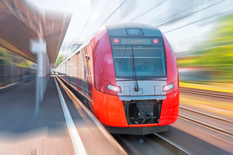 Durchfahrender Zug in einem Bahnhof