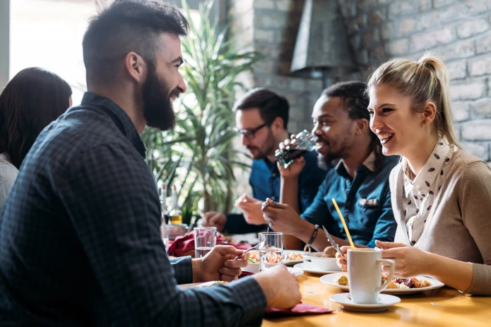 Alternative zur Kantine – moderne Essenszuschüsse steuerfrei anbieten Alternative zur Kantine: Arbeitskollegen genießen gemeinsam ein Mittagessen im Restaurant