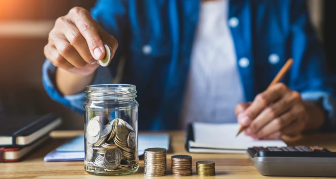 Alternativen zur Gehaltserhöhung – So sparen Arbeitgeber Lohnnebenkosten Ein Mann zählt Geld und versucht, Kosten zu sparen