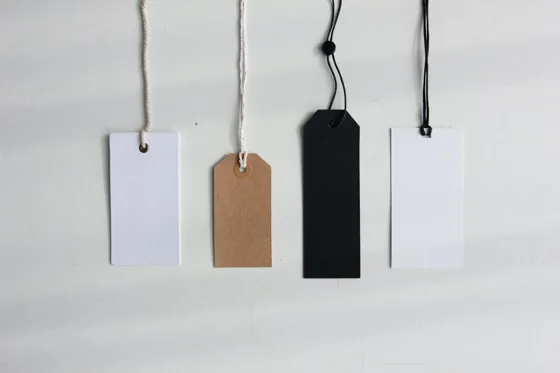 angele-kamp-KaeaUITiWnc-unsplash-prices Unterschiedliche Preisschilder aus Papier
