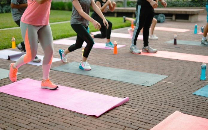 Mitarbeiter machen zusammen Firmenfitness.