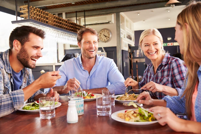 shutterstock_289823171_resized Lockeres Mittagessen unter Arbeitskollegen.