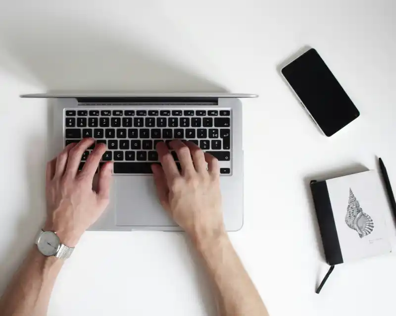 Homeoffice-Ausstattung mit Laptop und Smartphone – Beispiel für einen Hardware-Zuschuss