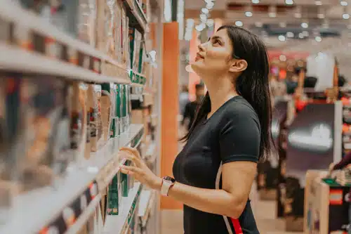 Essenszuschuss: eine Frau kauft im Supermarkt ein.