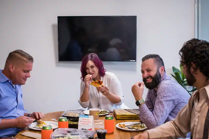 Alternative zur Kantine: Kollegen essen zusammen an einem Tisch.