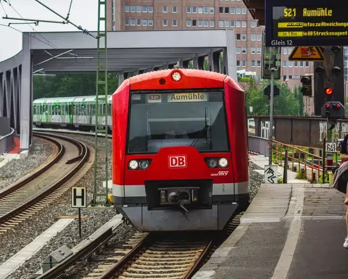 melvin-GTZILR3vB7Q-unsplash_small Fahrtkostenzuschuss: Mitarbeitende steuerfrei motivieren!