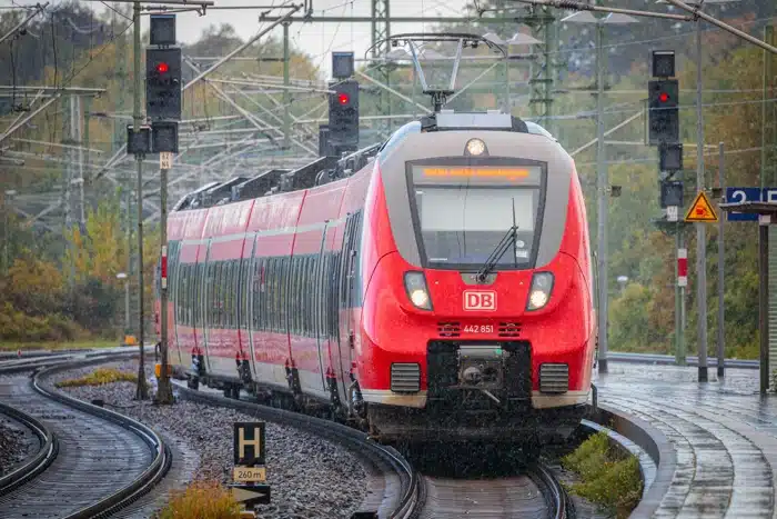 Mobilitätsbudget: ein Zug der deutschen Bahn fährt ein
