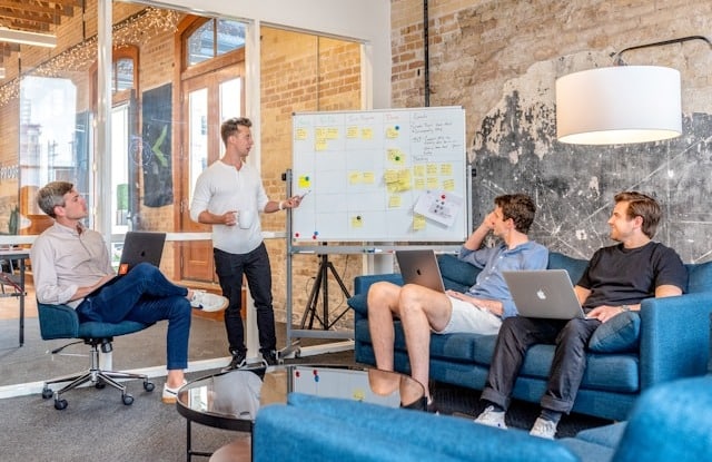 Team im gemeinsamen Strategie-Meeting. Symbolbild für wichtige HR-Trends 2026