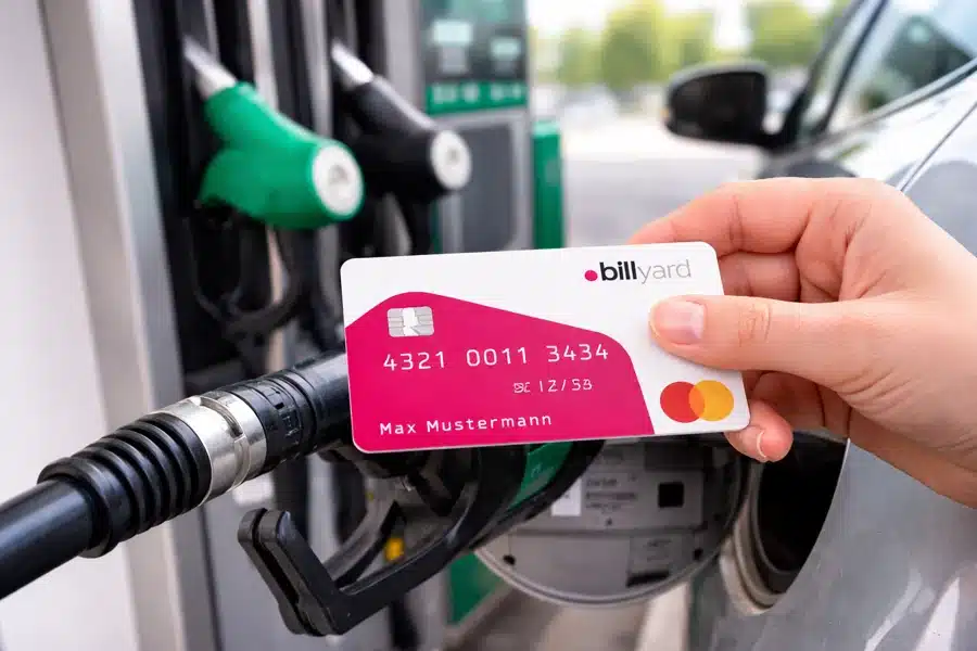 Mitarbeitender nutzt Tankkarte an einer Tankstelle als steuerfreien Sachbezug bis 50 Euro monatlich