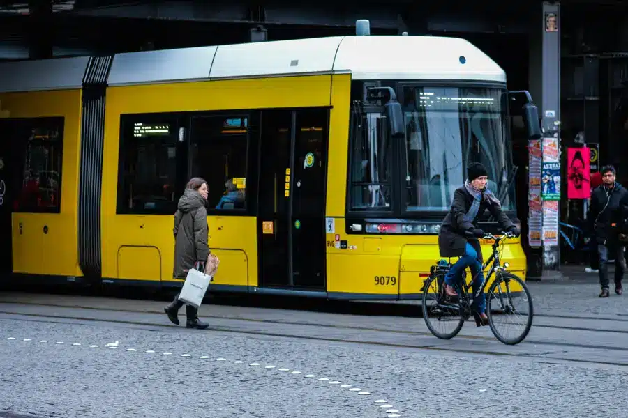 Rote S-Bahn mit Ziel Bergisch Gladbach